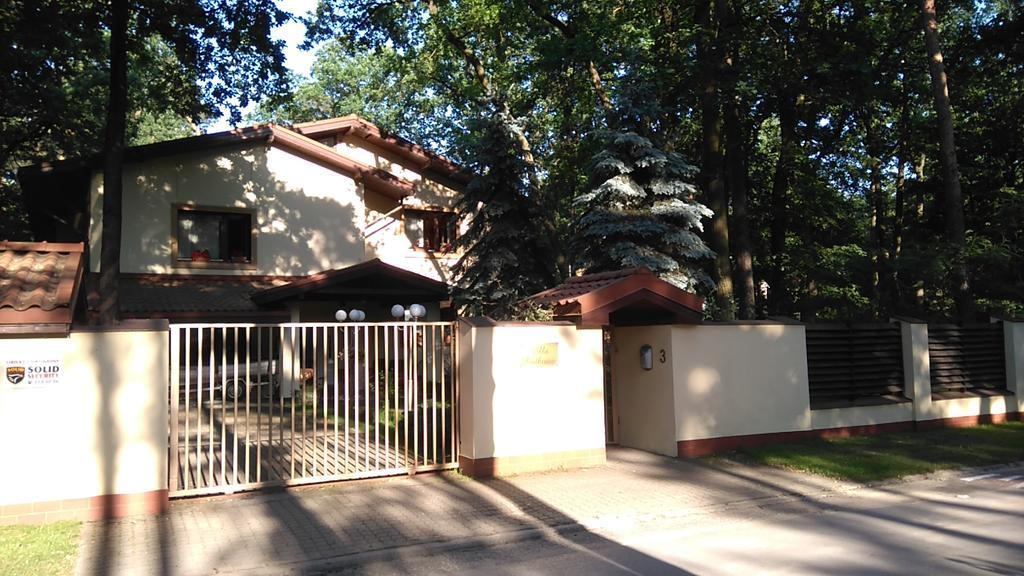 Villa Podkowa ポトコバ・レシナ エクステリア 写真